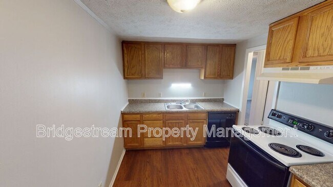 Photo - 852 Randler Ave