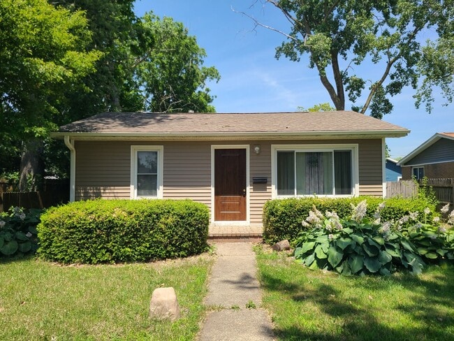 Building Photo - Furnished 2-bedroom, 1-bathroom House in S...
