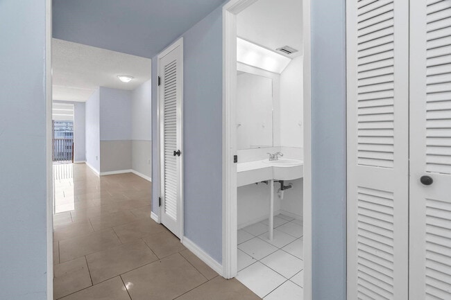 Photo - 1690 NE 191st St Unidad 405-1