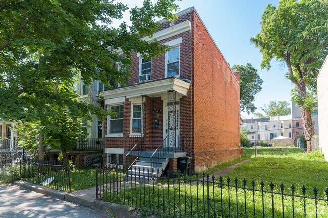 Building Photo - Spacious 6BR/1.5BA Row home