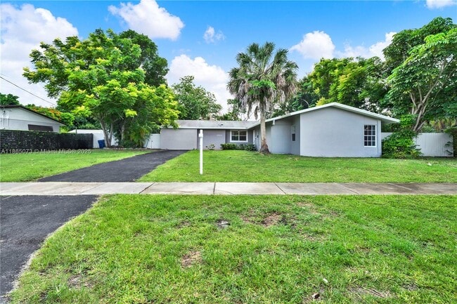 Building Photo - 15831 Palmetto Club Dr Rental