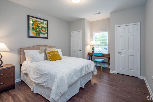 2BR, 2BA y 1.026 pies cuadrados - Dormitorio - Cardinal Ridge Apartments