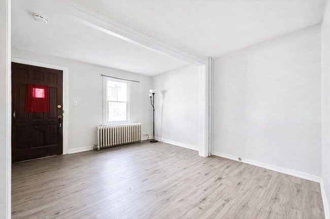 Photo - 6 Chestnut St E