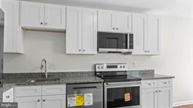 Building Photo - RENOVATED TOWNHOUSE WITH 3 BEDROOMS AND 1.5 BATHS, FENCED BACKYARD