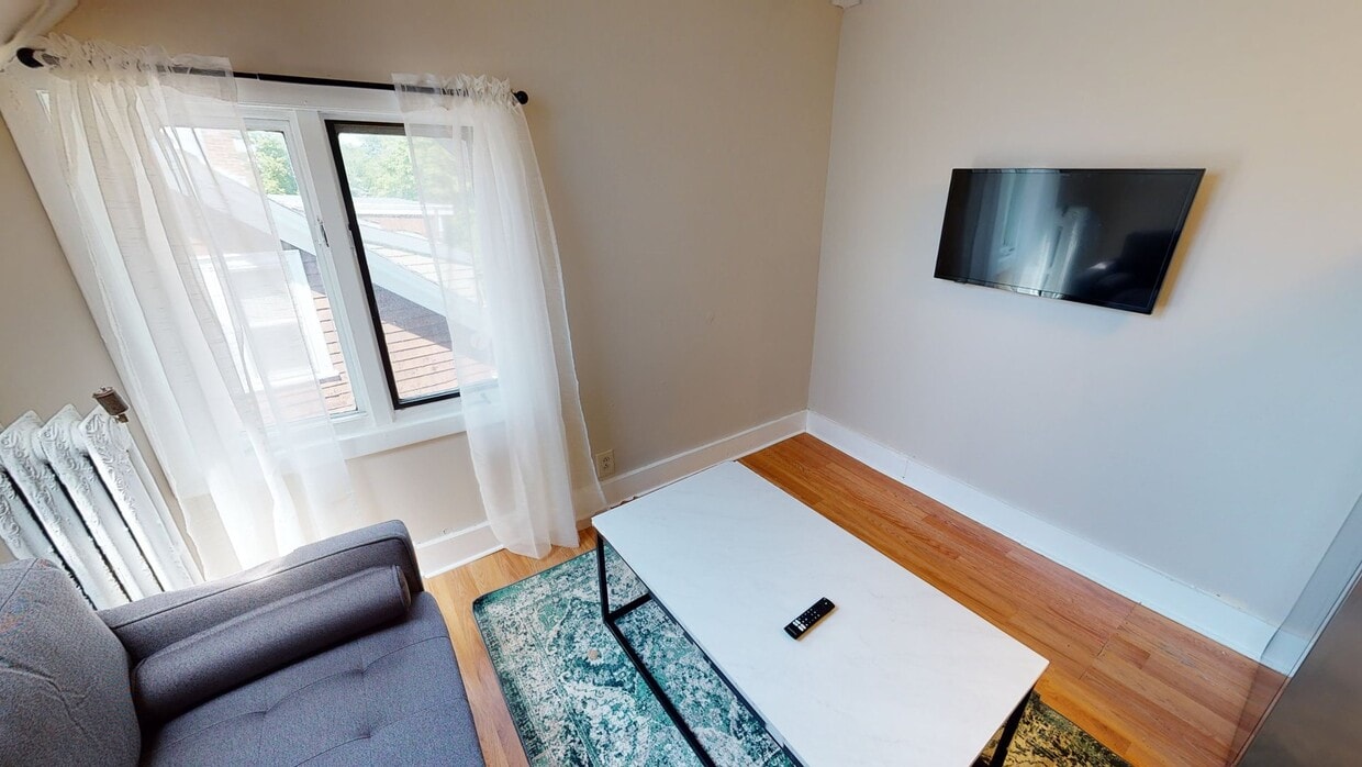 Photo - Private bedroom in 9 bed/2 bath Home