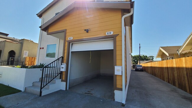 812 E 76th Pl Unit 76(812F)