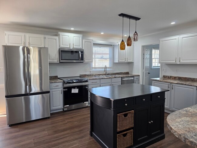 Cocina amplia y renovada con electrodomésticos nuevos. - 736 Lori Ln