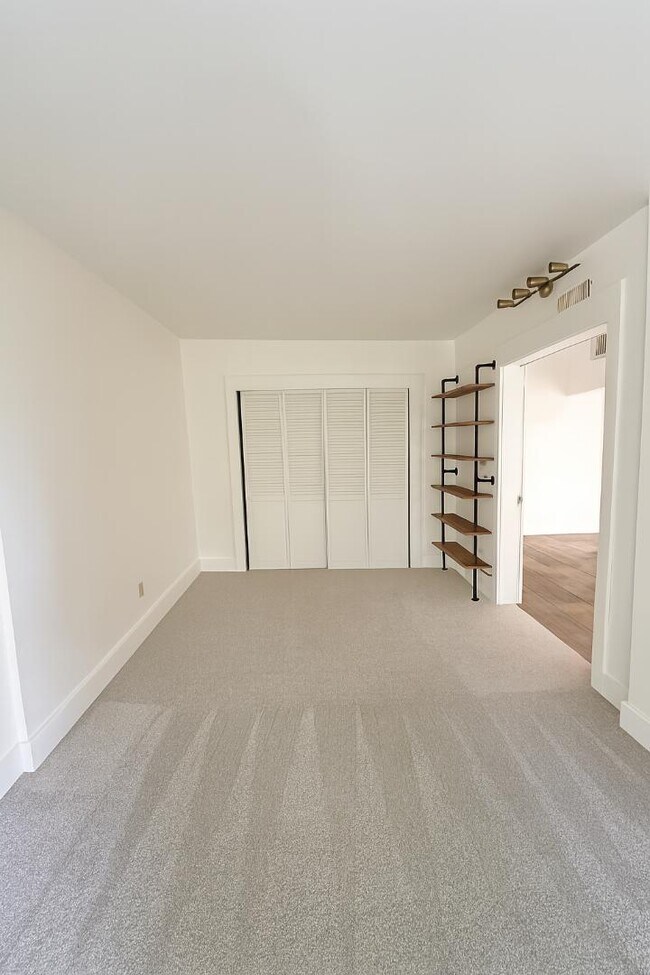 Photo - 1038 Lakeview Blvd E