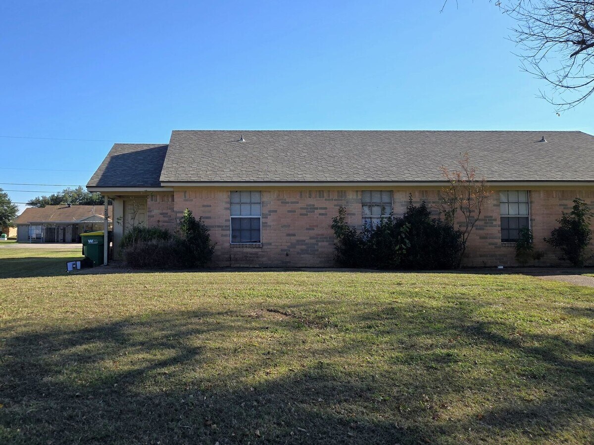 2/2 Duplex near Hwy 77! - 2/2 Duplex near Hwy 77!