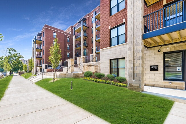 Building Photo - Circ Apartments