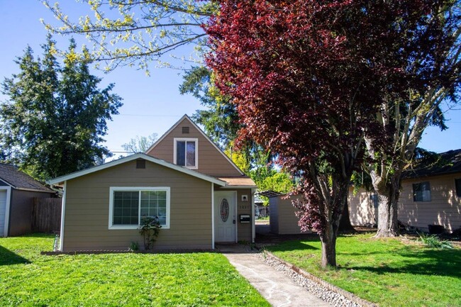 Cozy Three Bedroom Home in West Salem - Cozy Three Bedroom Home in West Salem