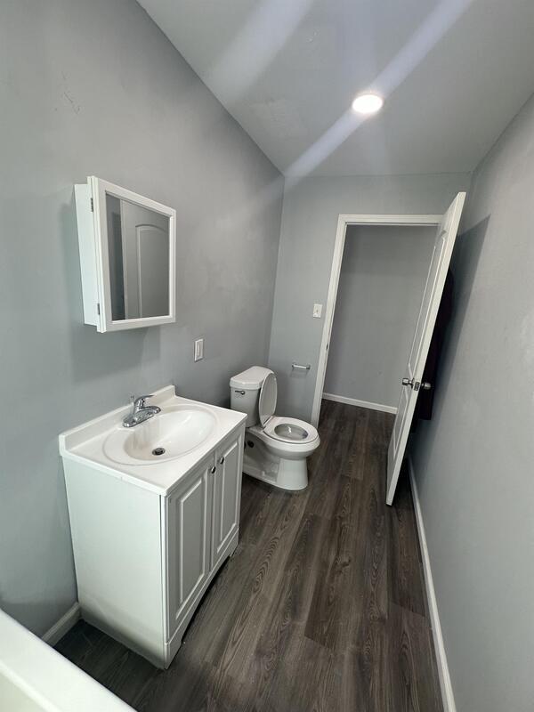 Photo - 17568-70  Lakeshore Boulevard - 10