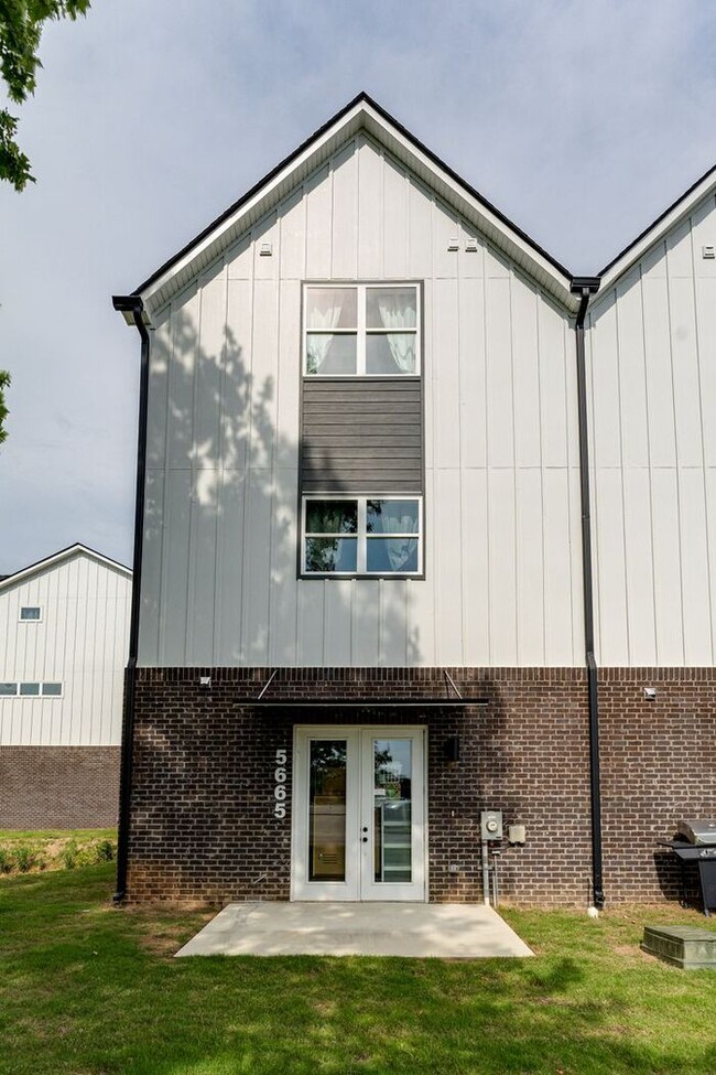 Building Photo - 5665 Sofias Cir