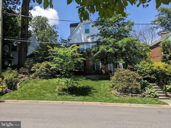 Building Photo - 4910 Crescent St