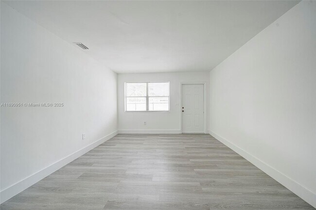 Photo - 6735 NW 2nd Ct Unidad 1