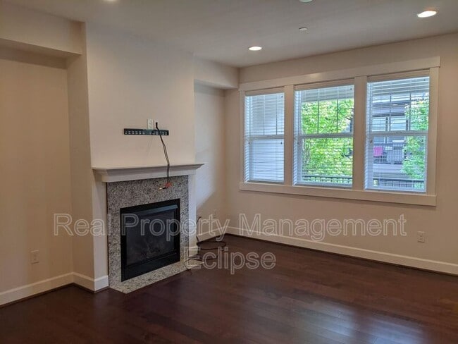 Photo - 1320 Chelsea Walk NE