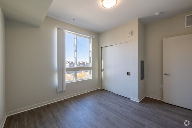 1BR, 1BA - 708SF - Bedroom