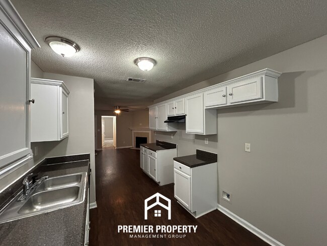 Photo - Cozy 3BR Home with Fireplace, Hardwood Floors & Fenced Yard in Memphis