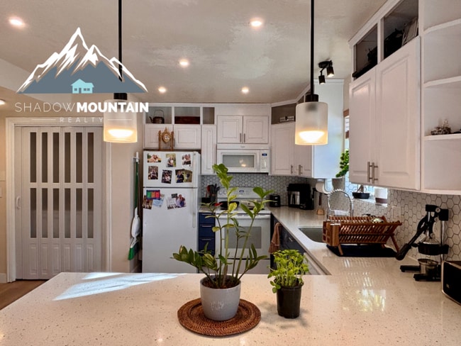 Photo - 408 Spring Ln