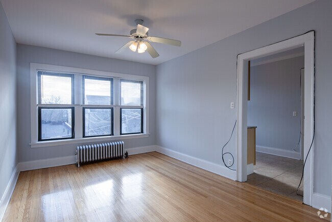 2BR, 1BA - 755SF
