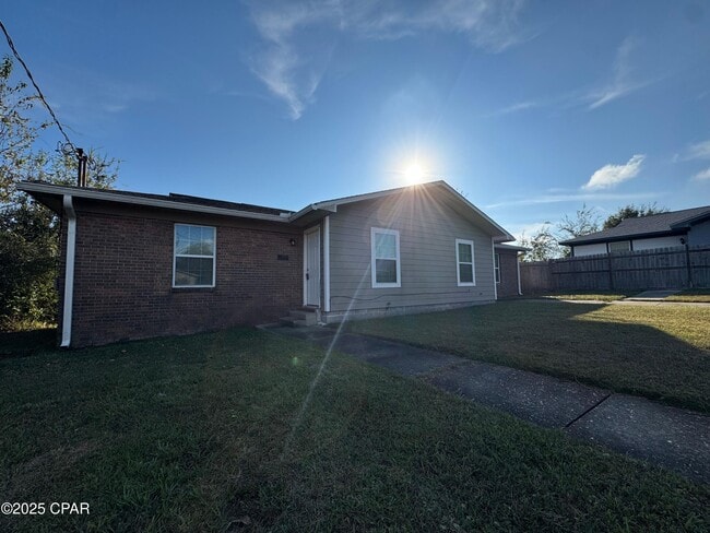 Building Photo - 4006 E 11th St Unit D