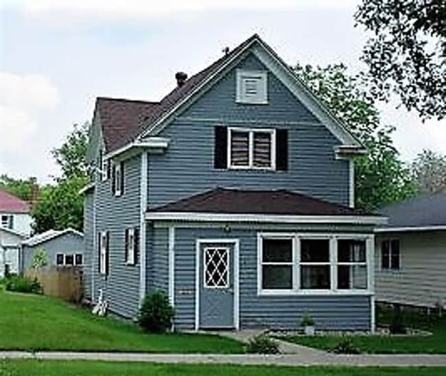 Photo - Available Feb 15th! Spacious 3–4 Bedroom Home in Prime Central Location