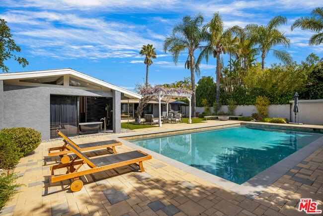 8400 Mulholland Dr