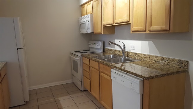 Kitchen with Full Appliances - 5854 N Kenmore Ave Unit 1B
