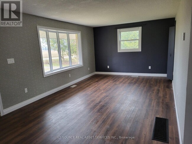 Photo - 525339 Oxford Centre Rd