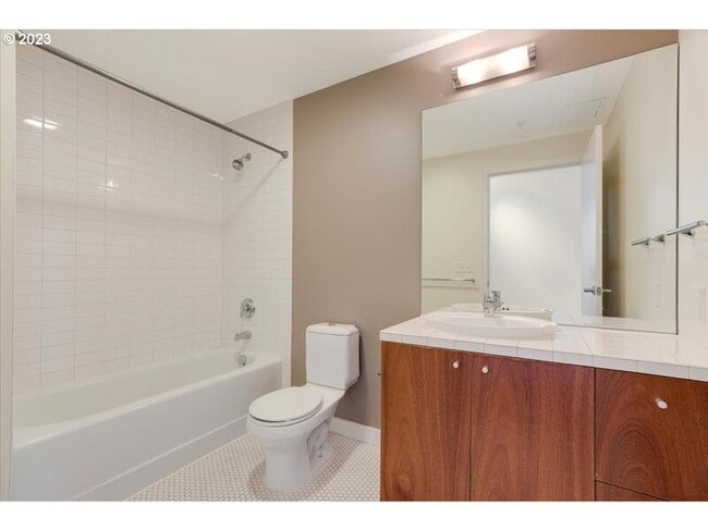 Photo - 1926 W Burnside St