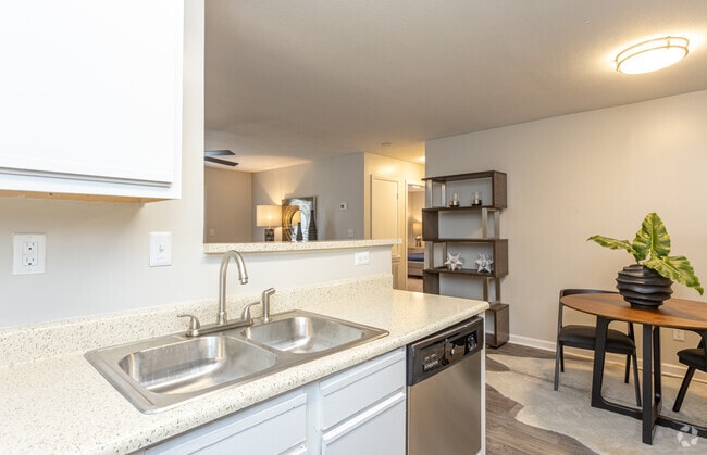 2BR, 2BA - 1,086SF
