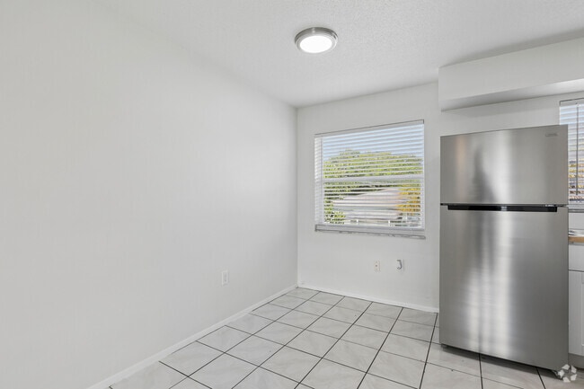 2BR, 1BA - 725SF - Dining Room
