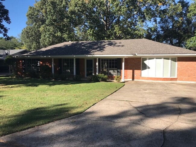Building Photo - 3 bed 2 Bath Brick Home off Park Avenue!