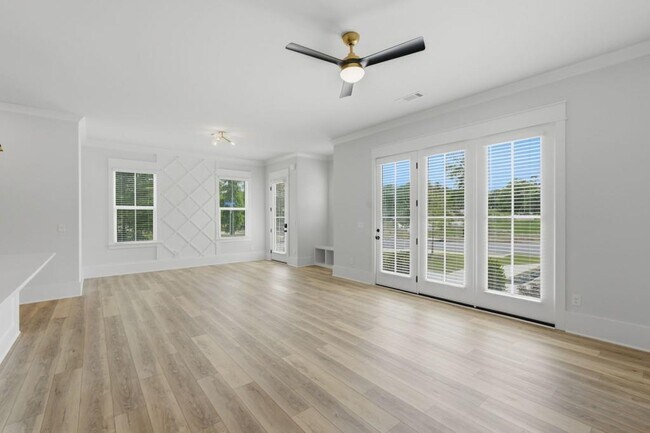 Photo - 331 Orchid St