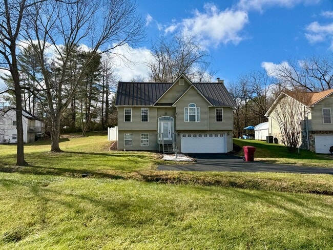 Building Photo - Beautiful Home behind ETSU and 5 minute drive to VAMC