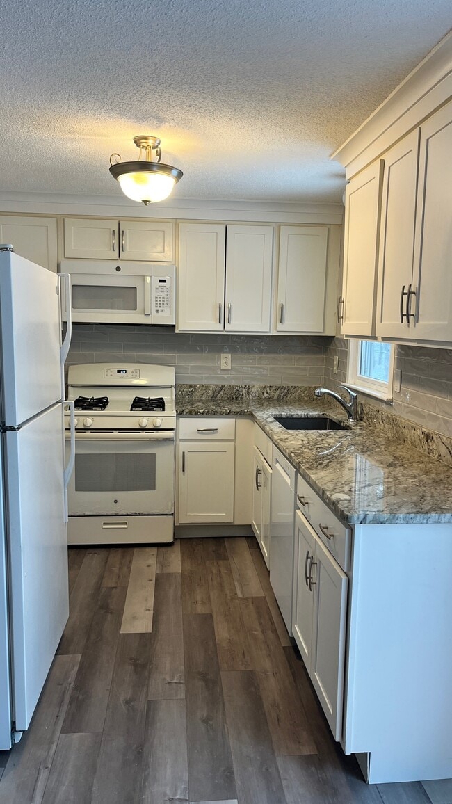 Building Photo - 10 Groton Rd