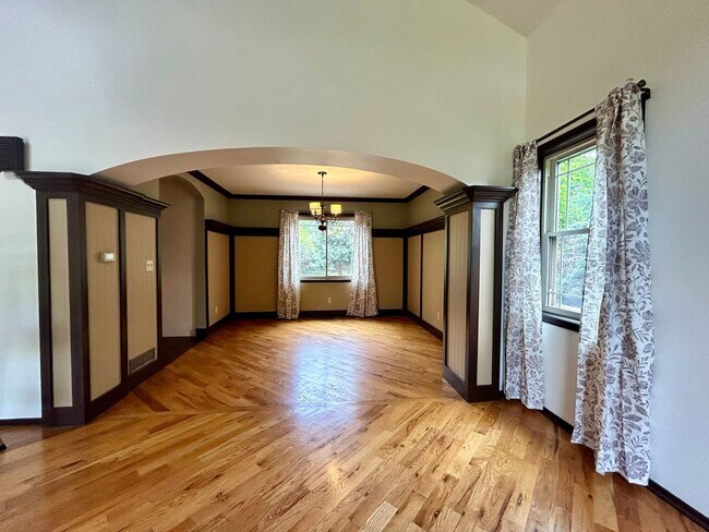 Photo - Beautiful 5 Bedroom Home with Large Private Yard