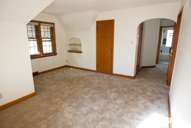 Building Photo - 2358 N 114th St Unit Upper 2 Bedroom Wauwatosa