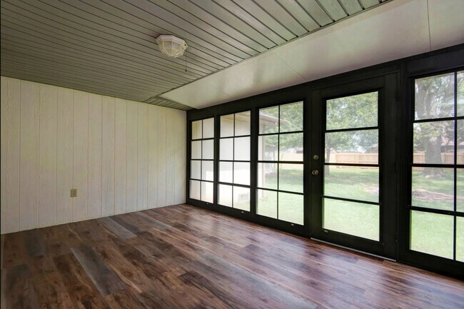 Photo - 4 bedrooms / 2 bathrooms / Privacy Fence / PETS Welcome / WILLARD SCHOOLS / SUNROOM!