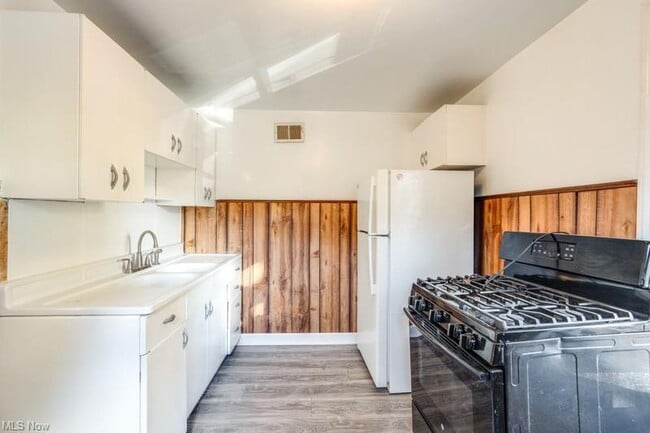 Photo - 275 E 200th St