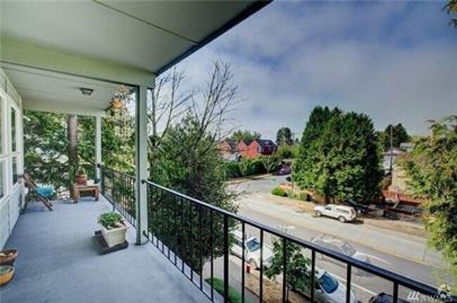 Building Photo - 5956 Fauntleroy Wy SW Unit 3 Rental