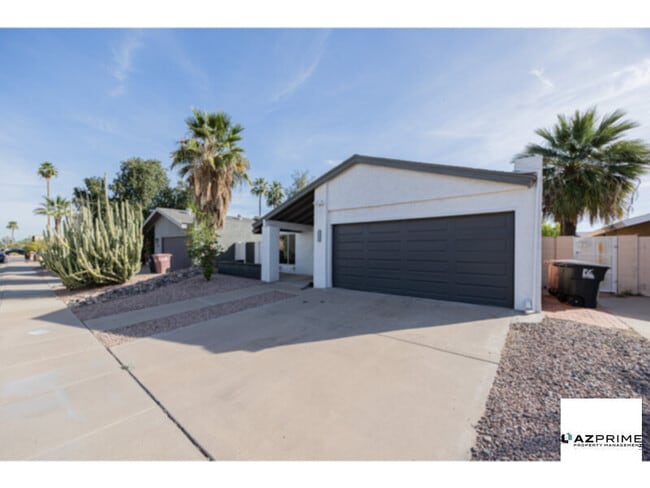 Building Photo - Stylish Living in this 4/2.5 Scottsdale House!