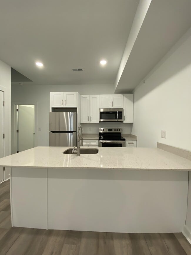 Building Photo - 667 N 52nd St Unit 3