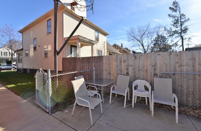 Back Yard - 1516 Thurston Ave Unit Upper