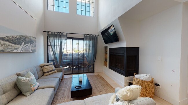 Photo - Bright 3 Bed 2 Bath Furnished Condo Available for Long Term Lease