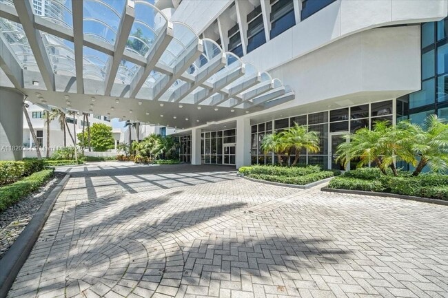 Building Photo - 6301 Collins Ave Unit 2705 Rental