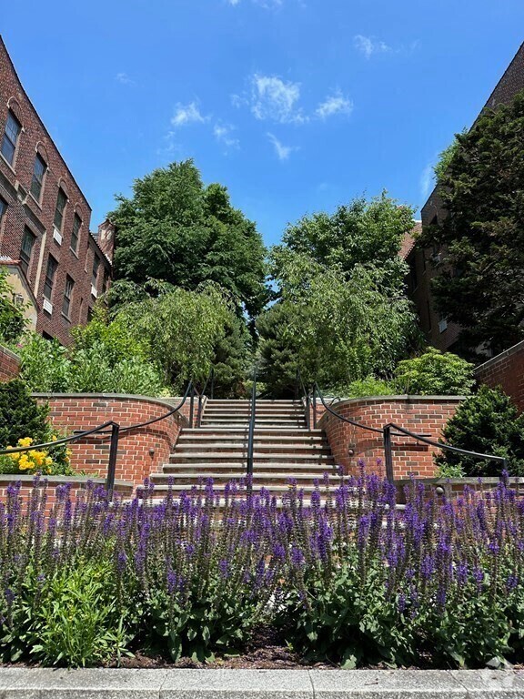 Building Photo - 311 Tappan St Unit 1 Rental