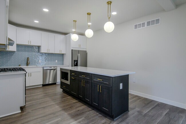Building Photo - 1530 N Cass St Unit 1530B Rental