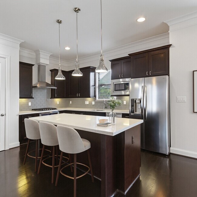 Photo - 1525 Johnson St