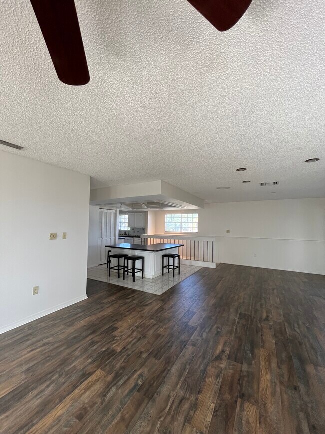 Photo - 141 Lake Shore Dr N